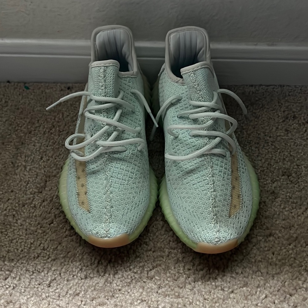 Addias Yeezy Boost 350 v2 Glow| size 8| new but no box| !